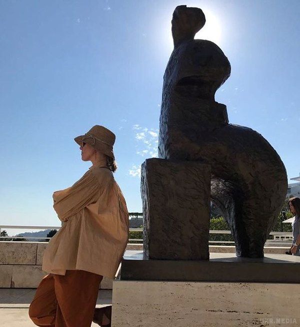 Ксенія Собчак в бікіні розчарувала прихильників розповнілою фігурою. Собчак продовжує ділитися з передплатниками свого Instagram фотографіями з відпочинку у Франції.
