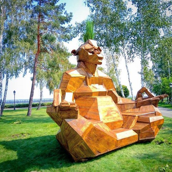 В Межигір'я поставили пам'ятник Януковичу. На території колишньої резиденції Віктора Януковича з'явилася незвичайна скульпура.