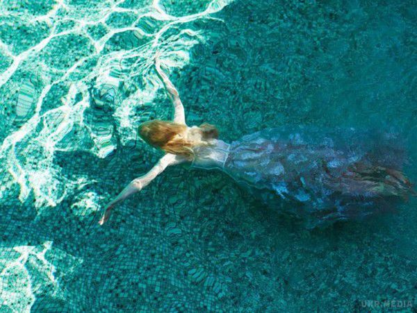 Ніколь Кідман знялася у відвертій фотосесії в басейні. 50-річна австралийскай актриса Ніколь Кідман захопила кадрами з нової фотозйомки для глянцю.