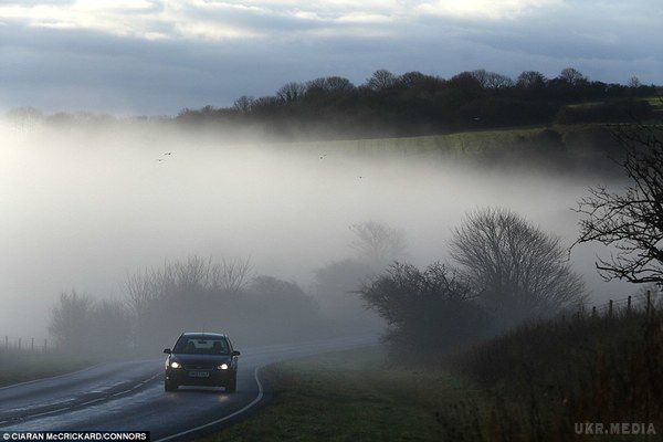 У Британії через невідомий "хімічний туман" госпіталізували більш ніж 100 людей. Дивним туманом вкрилося узбережжя Східного Сассексу, "хімічний інцидент" досі триває