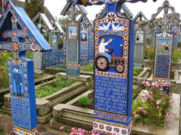 У Румунії розмалювали кладовище в яскраві кольори. Румунське кладовищі в містечку Сапанта стало центром творчості гумористів.