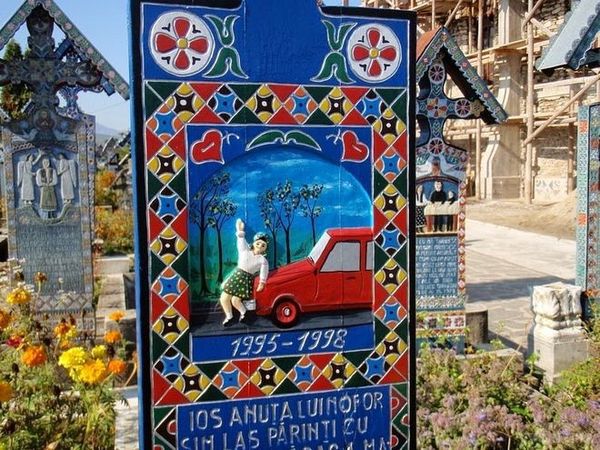 У Румунії розмалювали кладовище в яскраві кольори. Румунське кладовищі в містечку Сапанта стало центром творчості гумористів.