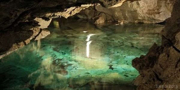 У Тернопільській області знайшли найбільше підземне озеро України. У Тернопільській області в печері, яку вважають найдовшою в Європі, знайшли величезне підземне озеро.