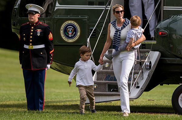 Сім'я Трамп повернулася в Вашингтон. Меланія — в рожевому тотал-луці, Іванка — в кежуал, Дональд — в костюмі і кепці (фото). Вся велика родина 45-го президента США Дональда Трампа у складі його дружини Меланії, їх сина Беррона, а також дочки Дональда Іванки, її чоловіка Джареда Кушнера та трьох їхніх дітей повернулася в Вашингтон. 
