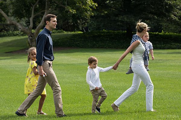Сім'я Трамп повернулася в Вашингтон. Меланія — в рожевому тотал-луці, Іванка — в кежуал, Дональд — в костюмі і кепці (фото). Вся велика родина 45-го президента США Дональда Трампа у складі його дружини Меланії, їх сина Беррона, а також дочки Дональда Іванки, її чоловіка Джареда Кушнера та трьох їхніх дітей повернулася в Вашингтон. 