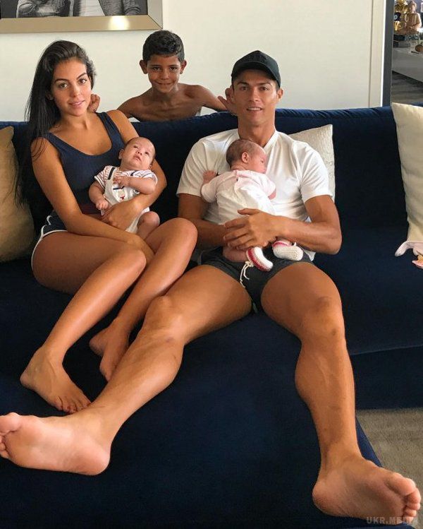 Милий новий сімейний знімок Роналду підкорив мережу (фото). Відомий футболіст Кріштіану Роналду, який має двох синів і дочку, а незабаром стане батьком в четвертий раз, опублікував в мережі миле сімейне фото.