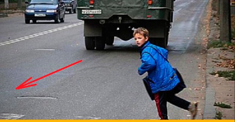 Цей 11-річний хлопчик вискочив на дорогу... Перехожі були вражені, коли дізналися навіщо він це зробив!. Маленький герой!