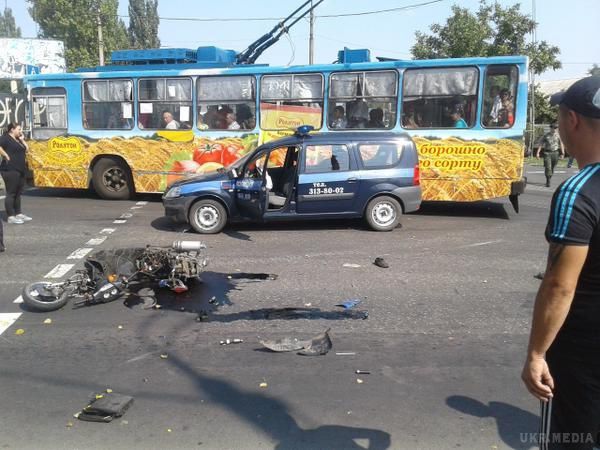 На Донбасі п'яний військовий РФ в'їхав у автобусну зупинку на викраденому авто, є поранені. Внаслідок події травмовано двох місцевих мешканців.