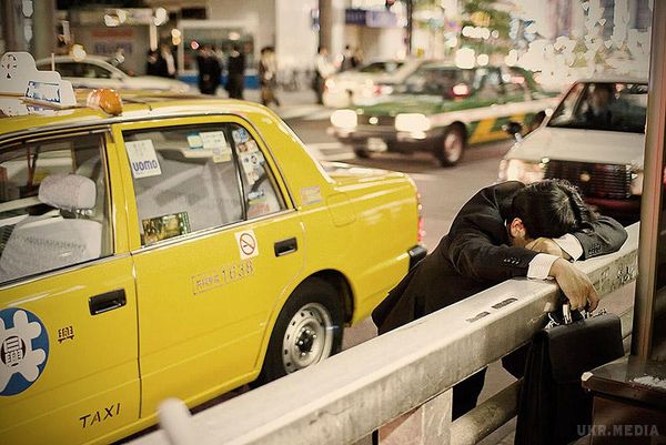 Втомлені мешканці Токіо засинають прямо на вулиці. І в цьому немає нічого дивного для прохожих.