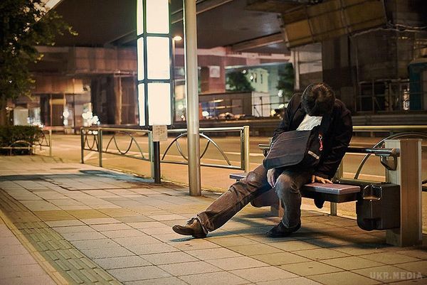 Втомлені мешканці Токіо засинають прямо на вулиці. І в цьому немає нічого дивного для прохожих.