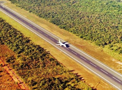 Таємниця стародавнього аеродрому Юндум (фото). На території невеликої африканської країни Гамбії знаходиться загадковий аеродром Юндум. 