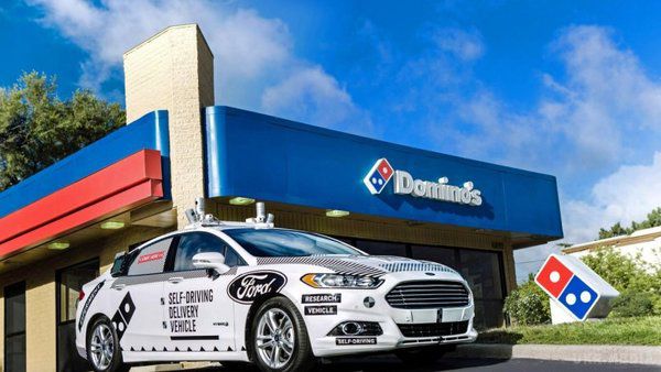 В США піцу доставлятимуть на безпілотних машинах Ford. Ford Motor Co і Domino's Pizza оголосили про початок тестування доставки піци на самокерованих автомобілях з вересня 2017 року.