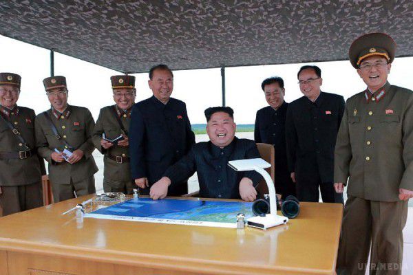 Кім Чен Ин задоволений пуском ракет КНДР. На знімках видно, що він задоволений запуском Північною Кореєю балістичної ракети.