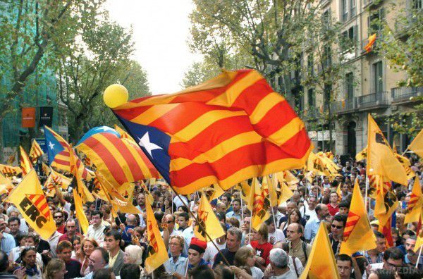 У Каталонії пройде референдум про незалежність. З цього приводу голова Каталонії Карлес Пучдемон повідомив, що піде з посади через 6 місяців після проведення референдуму.