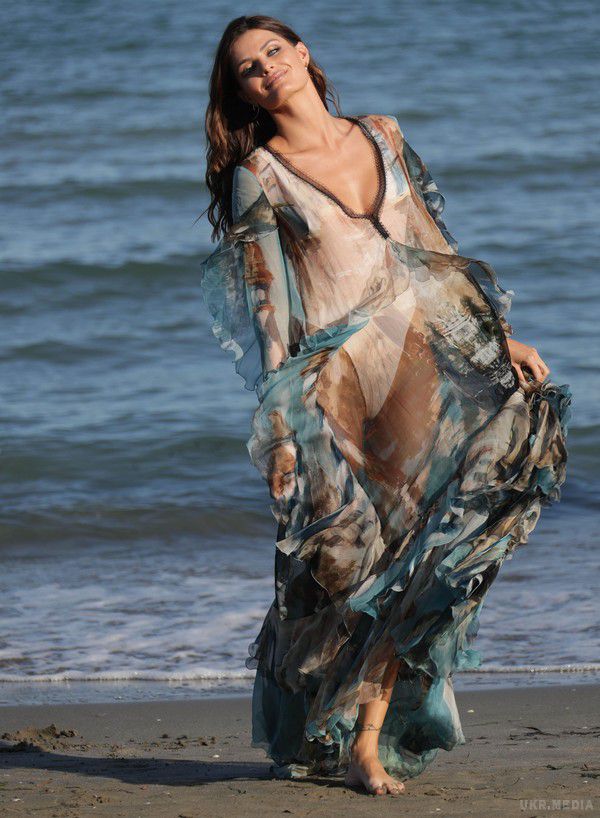 Супермодель Ізабелі Фонтана в прозорій сукні скупалася в морі (фото). 34-річна Фонтана позувала на пляжі в наряді від Alberta Ferretti.