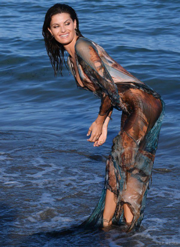 Супермодель Ізабелі Фонтана в прозорій сукні скупалася в морі (фото). 34-річна Фонтана позувала на пляжі в наряді від Alberta Ferretti.
