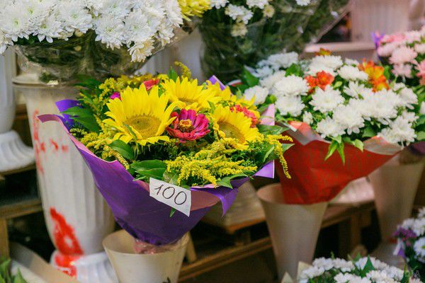 Букет на 1 вересня: де і за скільки купити квіти для школи. На квіткових ринках букети для школяра можна купити за 100-150 гривень, а в спеціалізованих магазинах – від 290 гривень.