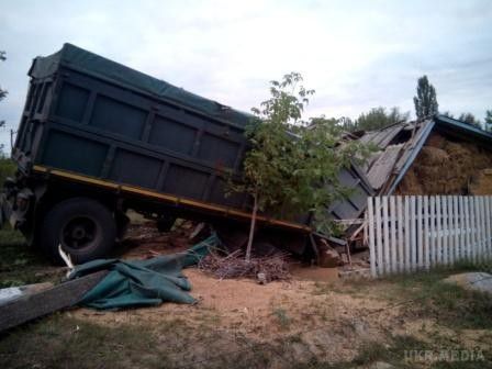 Зніс стовп і протаранив сарай: у Вінницькій області перекинулася вантажівка. Водія затиснуло деформованими металевими конструкціями в кабіні.