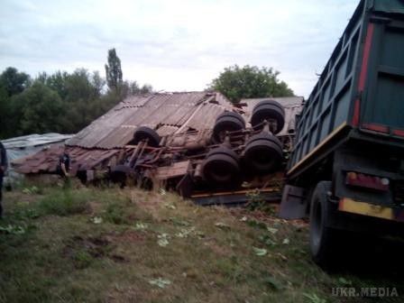 Зніс стовп і протаранив сарай: у Вінницькій області перекинулася вантажівка. Водія затиснуло деформованими металевими конструкціями в кабіні.