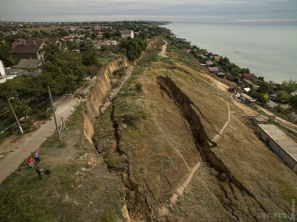 Масштабний зсув грунту під Одесою зняли з дрона. Люди звинувачують в обваленні прошарку землі місцеву владу.