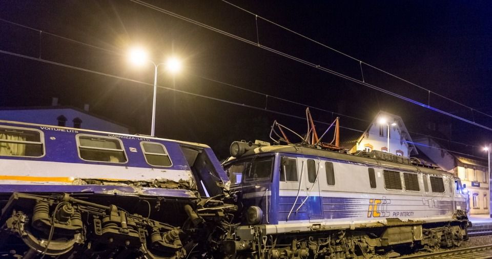 В Польщі 28 осіб постраждали в результаті зіткнення потягів. На півночі Польщі на залізничній станції Сментово товарний потяг зіткнувся з пасажирським,
