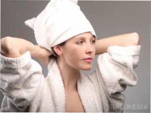 Загортання волосся в рушник і інші поширені шкідливі звички людей, що приймають душ.  Приклади найбільш поширених шкідливих звичок людей, що приймають душ.