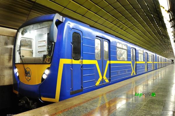 З 1 вересня у київському метрополітені можна буде користуватися лише синіми жетонами. 31 серпня до 19:00 кияни можна обміняти зелені жетони для проїзду в метро на сині в чотирьох центрах на станціях столичної підземки.