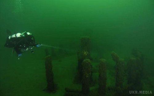 Стародавній "Стоунхендж" на дні озера Мічиган (фото). У 2007 році під час пошуку останків затонулих кораблів вчені виявили в озері Мічиган (США) кам'яницю на глибині 12 метрів. Відкриття було зроблено професором підводної археології Північно-Західного університету Мічигану Марком Холлі, і його колегою Брайаном Еббот.