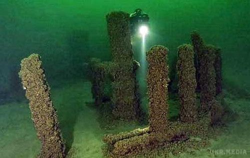 Стародавній "Стоунхендж" на дні озера Мічиган (фото). У 2007 році під час пошуку останків затонулих кораблів вчені виявили в озері Мічиган (США) кам'яницю на глибині 12 метрів. Відкриття було зроблено професором підводної археології Північно-Західного університету Мічигану Марком Холлі, і його колегою Брайаном Еббот.