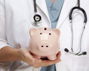 Зарплата лікарів збільшиться до 18 тис. грн. З 1 січня 2018 року лікарі зможуть отримувати до 18 тис. грн, а медсестри - 12 тис. грн