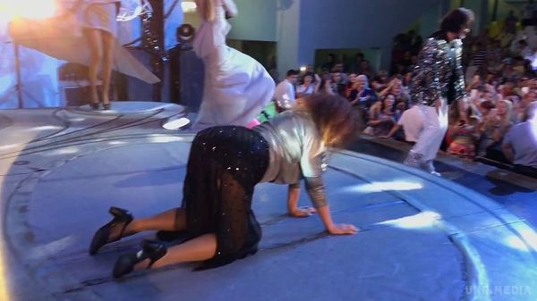 На концерті Кіркорова фанатка на сцені "станцювала" рачки. Співак Філіп Кіркоров показав "танцюючу" на сцені під час його виступу фанатку.