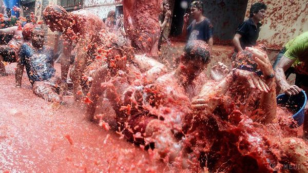 Як пройшов традиційний "помідорний" бій в Іспанії. Городок Буньоль у Валенсії тоне від навали туристів, які приїхали на щорічні помідорні бої.