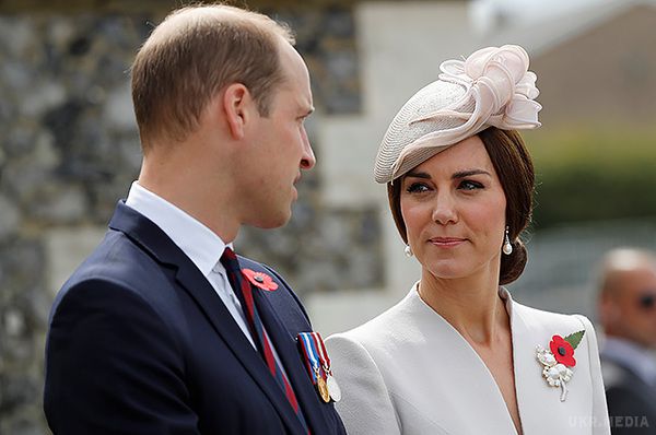 Кейт Міддлтон виявилася аутсайдером "королівського" рейтингу. Сьогодні 35-річну герцогиню Кембриджську можна назвати найпопулярнішою представницею британської королівської сім'ї, проте пальма першості належить їй не у всьому.