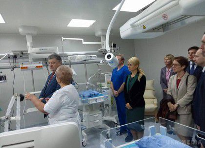 Порошенко відвідав нове відділення Харківського міського перинатального центру. У відділенні інтенсивної терапії будуть рятувати життя глибоко недоношених новонароджених.