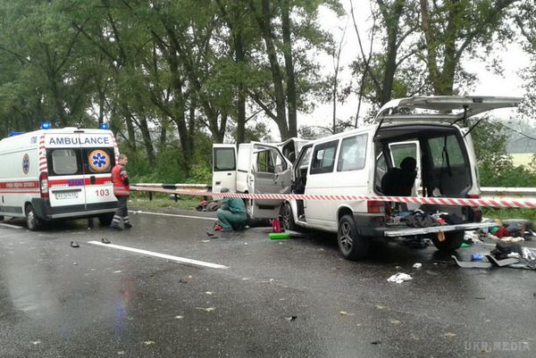 Страшне ДТП на Харківщині: 2 людини загинуло, 17 постраждали. Біля селища Рідкодуб Валківського району області зіткнулися 2 мікроавтобуса «Форд Транзит» та «Фольксваген Т-4».