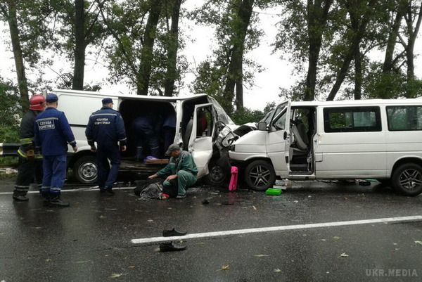 Страшне ДТП на Харківщині: 2 людини загинуло, 17 постраждали. Біля селища Рідкодуб Валківського району області зіткнулися 2 мікроавтобуса «Форд Транзит» та «Фольксваген Т-4».