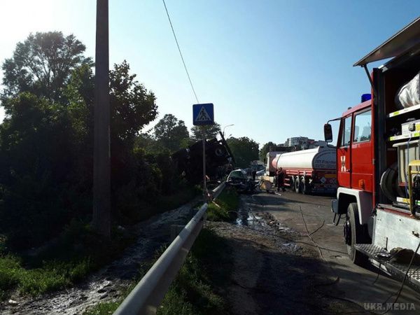У Тернополі бензовоз розтрощив чотири авто. Одна людина загинула. Аварія сталася пообіді на перехресті Будного-Шептицького.