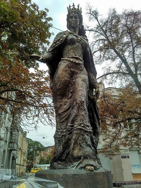  В Києві біля станції метро «Арсенальна» встановили пам'ятник королеві Франції Анні Київській. Монумент є копією з відомого оригіналу, встановленого у французькому абатстві святого Венсана.