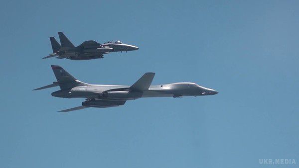 Спільні навчання США, Японії і Південної Кореї біля КНДР: оприлюднене відео. У навчаннях також брали участь надзвукові бомбардувальники B-1B і чотири південнокорейських винищувача F-15.