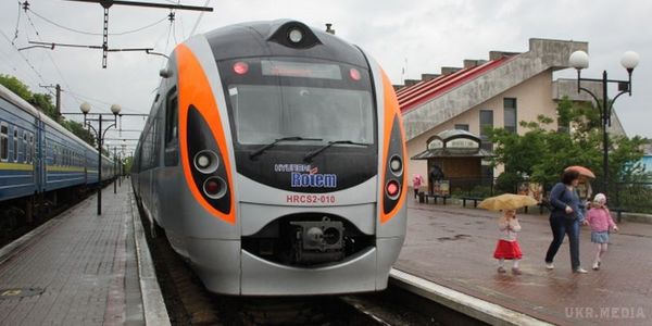 "Укрзалізниця" має намір закупити нові швидкісні поїзди. Керівник "Укрзалізниці" також відзначив необхідність збільшення фінансування для розвитку сегмента пасажирських перевезень залізничним транспортом.