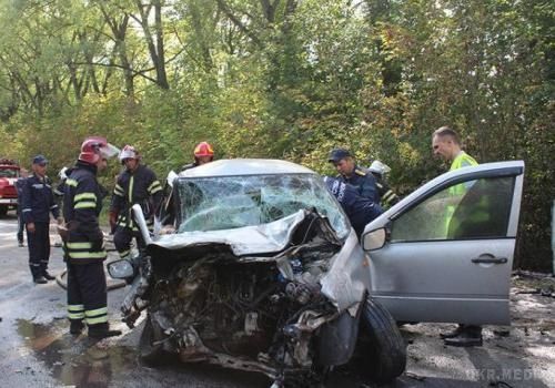 У Хмельницькій області четверо людей загинули в ДТП. У Хмельницькій області в результаті автомобільної аварії загинули чотири людини, ще двоє важко травмовані.