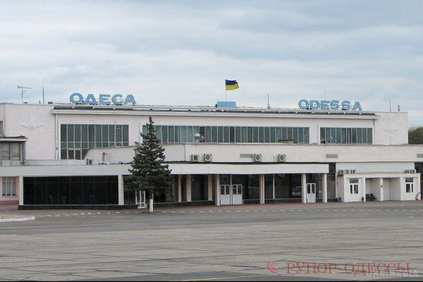 В Одесі невідомі повідомили про замінування аеропорту. На місце події відразу виїхали вибухотехніки та кінологи, були зроблені дії з евакуації вісімсот п'ятдесяти осіб: пасажирів і співробітників аеропорту.