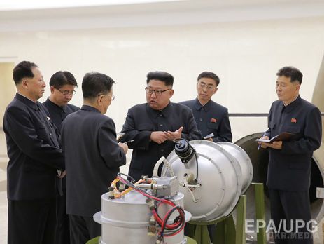 У Північній Кореї  розробили водневу бомбу – ЗМІ. Агентство Yonhap з посиланням на державні ЗМІ північної кореї повідомляє, що лідер Північної Кореї Кім Чен Ин особисто оглянув водневу бомбу, яку створили в Інституті ядерної зброї КНДР.