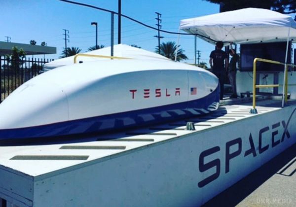 Капсула Hyperloop поставила новий рекорд по швидкості.  Капсула, створена інженерами Tesla, змогла поставити рекорд, розігнавшись до 355 кілометрів на годину.