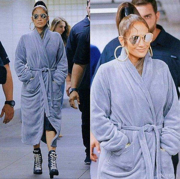 Дженніфер Лопес спустилася в метро Нью-Йорка в банному халаті. Навіть у халаті зірка виглядає досить спокусливо.