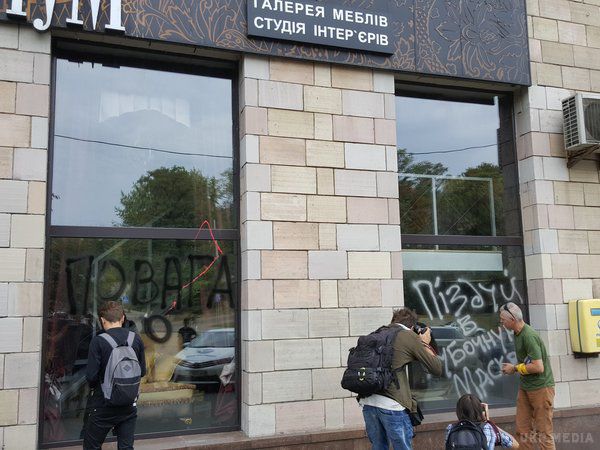 На Грушевського розгромили магазин, де стерли графіті. Відповідні фото розмістив фотограф Владислав Содель у Twitter.