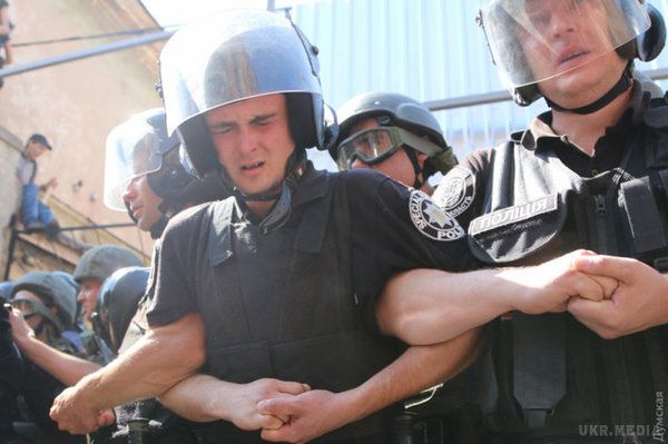 В Одесі відбулися масові сутички з поліцією на місці скандальної забудови (фото). Одному з цивільних осіб камінь потрапив у голову, його відвезла "швидка допомога".