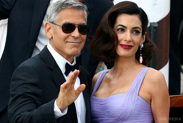 Неперевершені Джордж і Амаль Клуні вперше вийшли у світ після народження близнюків (фото). При виборі образів пара надихнулася епохою старого Голлівуду.