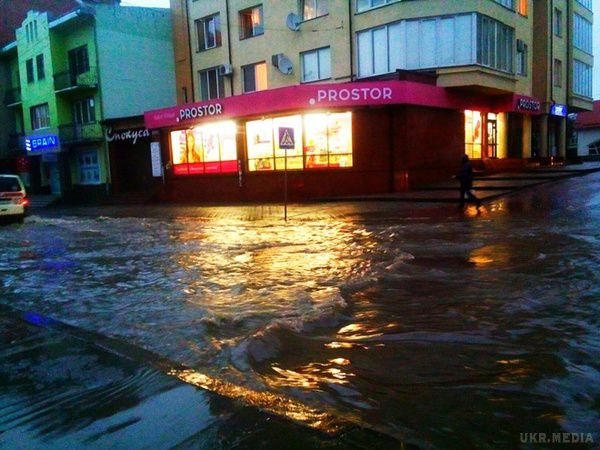 Івано-Франківськ затопило сильною зливою з градом (фото). Увечері 3 вересня в Івано-Франківську розпочалася сильна злива з градом. За лічені хвилини вулиці міста перетворилися на річки. Затопило навіть торговий центр.