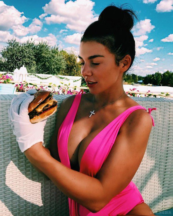 Співачка Анна Седокова одягла купальник не за розміром. Седокова відмовилася від дієти і показала, як ласує гамбургером.